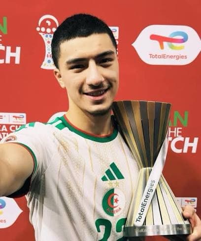Maza, l'homme du match qui a sorti l'Algérie du brouillard