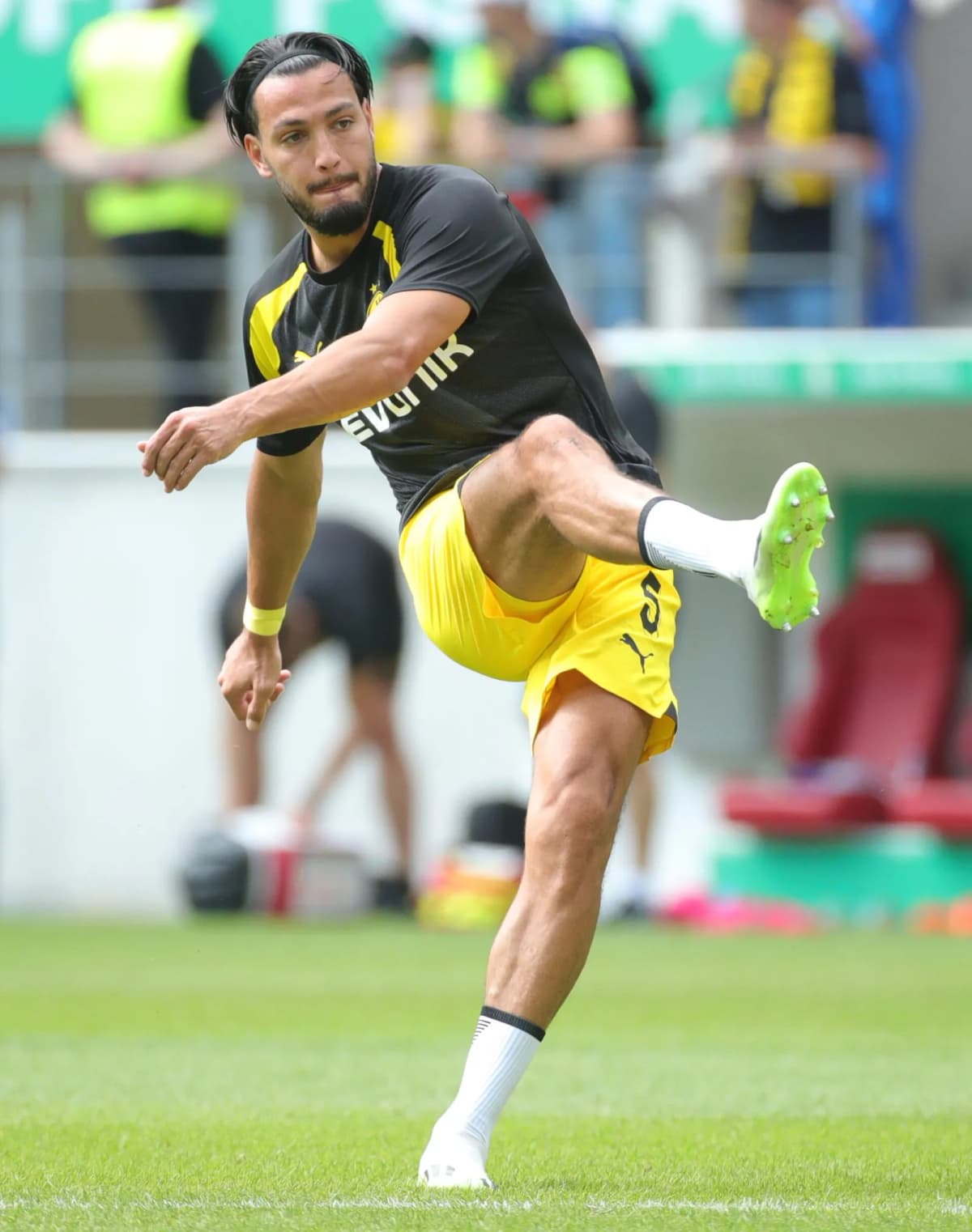 Bensebaïni s'impose face à Chaïbi, Dortmund prend la tête
